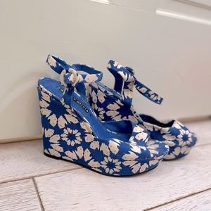 Alice + Olivia Blue Jenna Umbrella Sandal Heels Size 6.5/7 Wedges